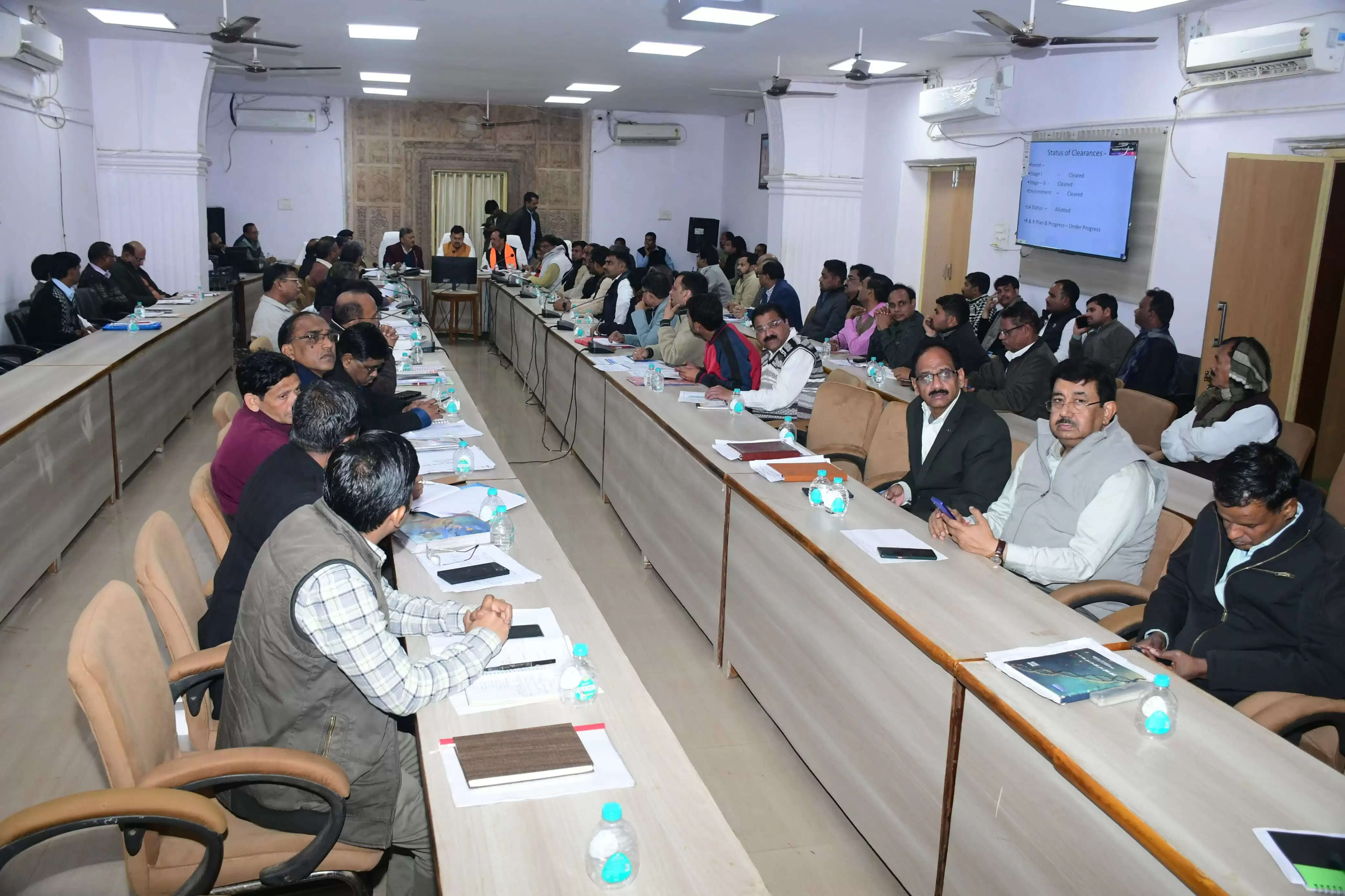 शिवपुरी : प्रभारी मंत्री प्रद्युम्न सिंह तोमर ने ली समीक्षा बैठक, विकास कार्यों में देरी पर जताई कड़ी नाराजगी