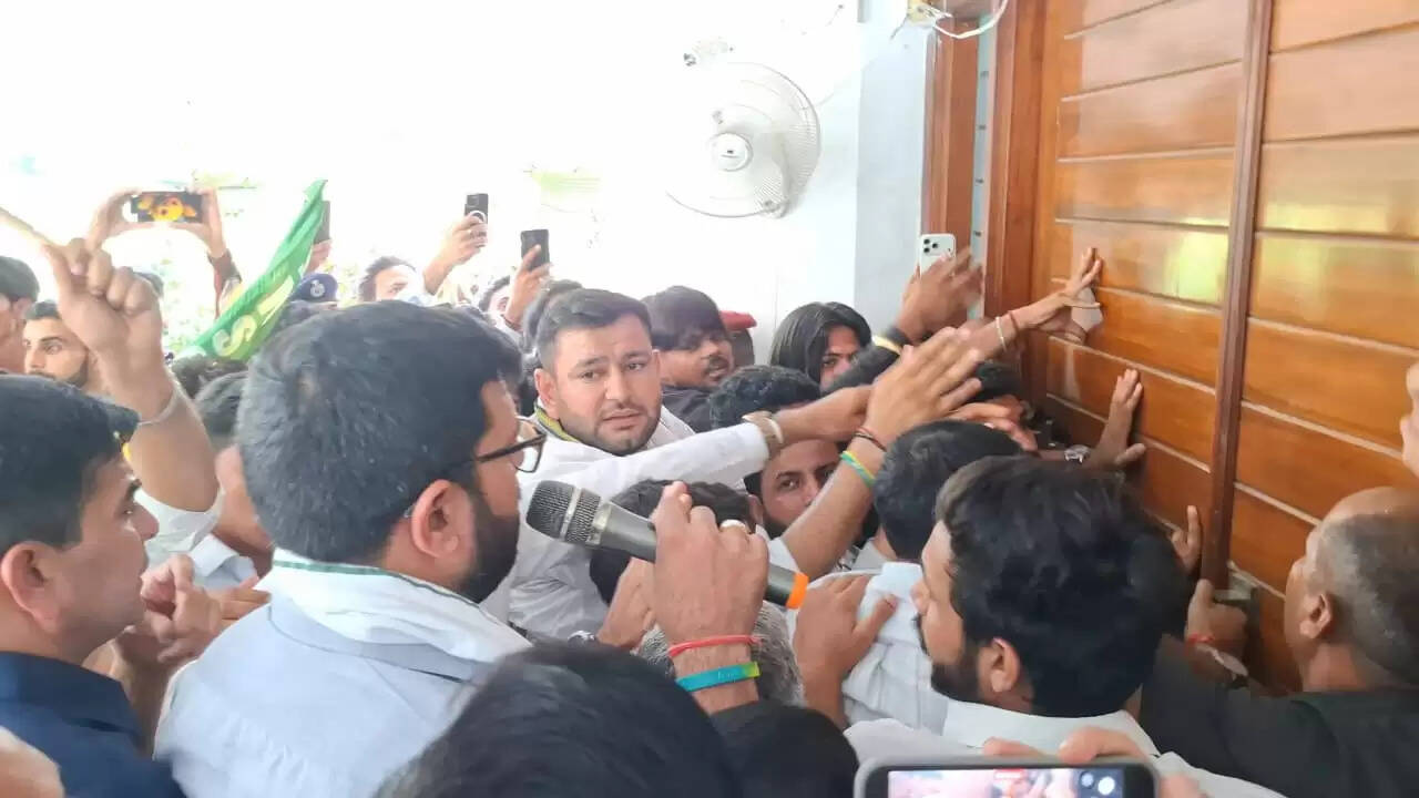 हिसार में इनसो कार्यकर्ताओं का कुलपति कार्यालय पर उग्र प्रदर्शन, गेट तोड़ने का प्रयास