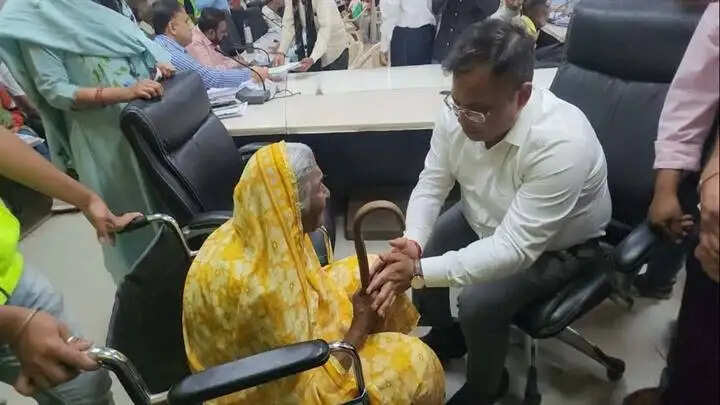 इंदौरः जनसुनवाई में मिली राहत, पढ़ाई- इलाज और आजीविका के लिए तत्काल मदद