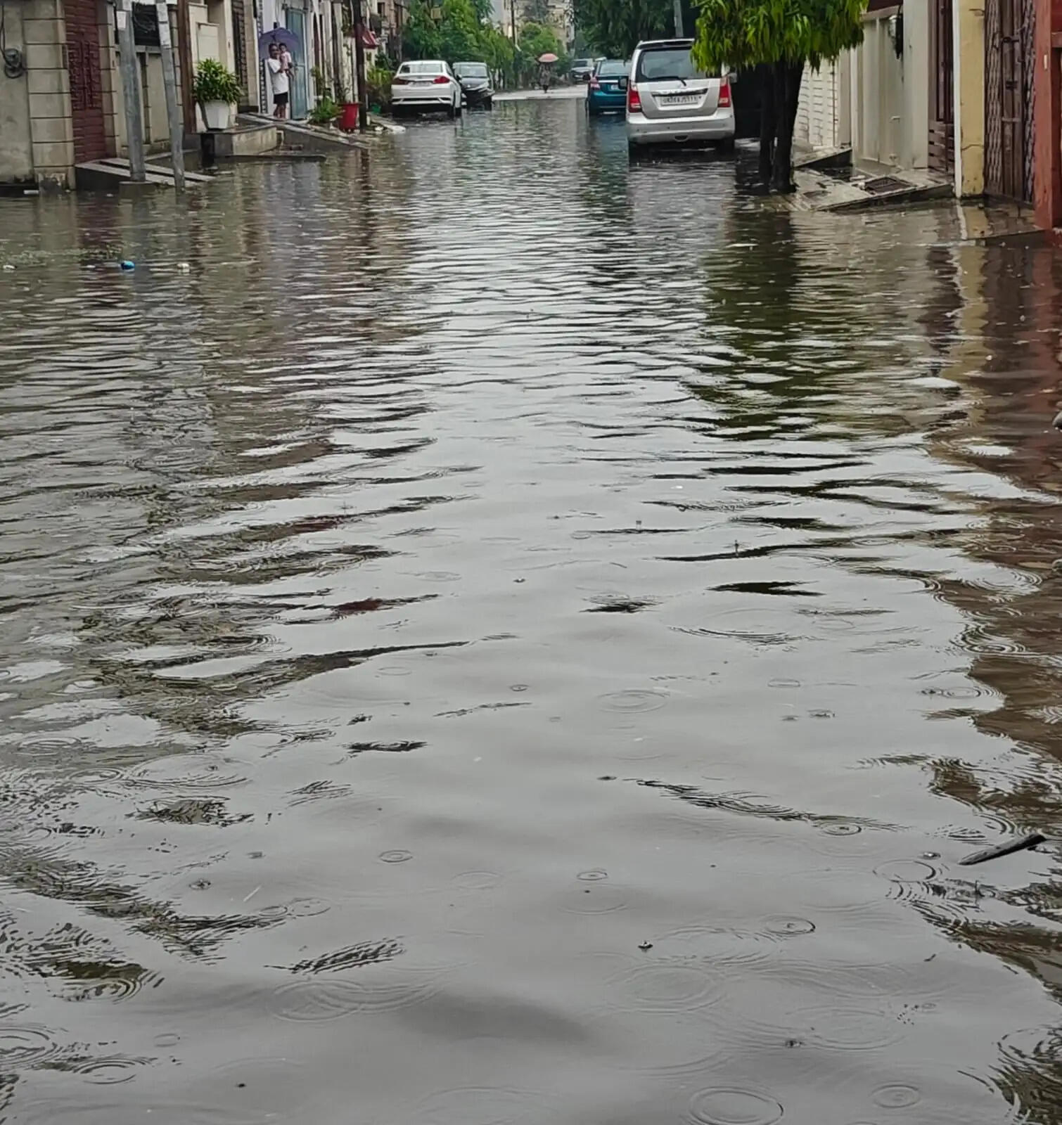 तीन घंटे की बारिश में शहर के कई जगहाें पर दिखा जलभराव