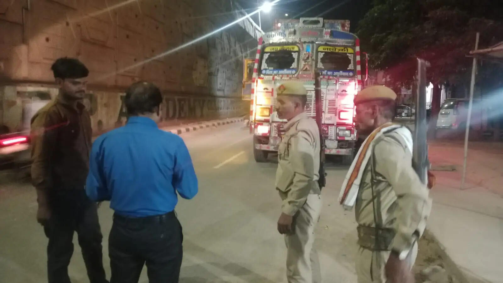 औरैया में अवैध खनन पर सख्त कार्रवाई : रात में चला विशेष चेकिंग अभियान, 153 वाहनों की जांच, 5.85 लाख का जुर्माना