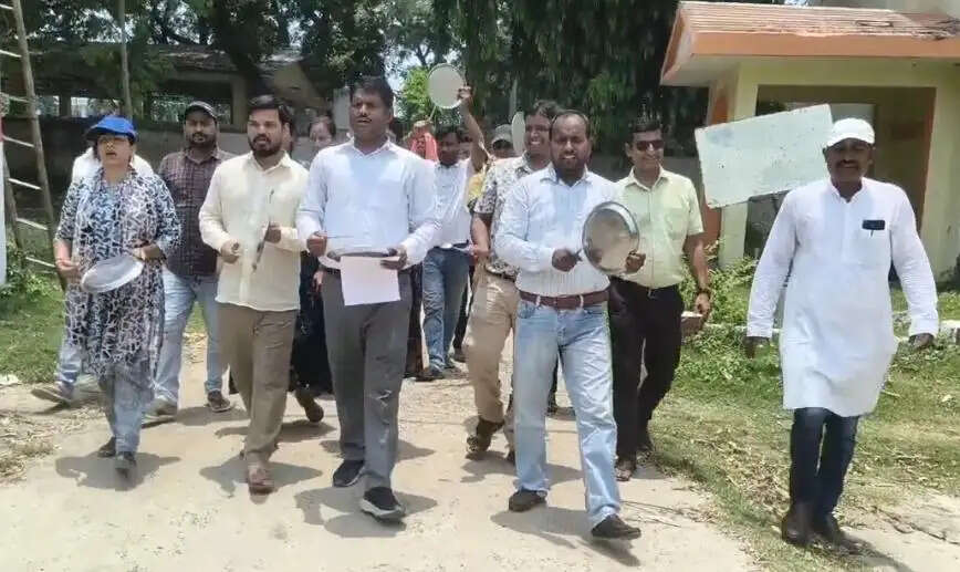 अपनी मांगों को लेकर अतिथि शिक्षकों ने थाली चम्मच के साथ किया प्रदर्शन