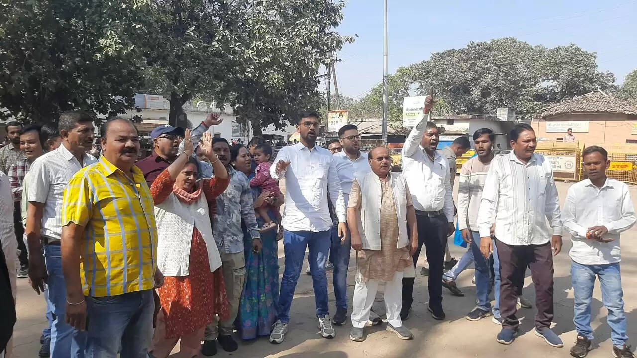 सेना भर्ती स्थल पर भ्रष्टाचार का आरोप, कांग्रेस का जोरदार प्रदर्शन महापौर रामू रोहरा का फूंका पुतला