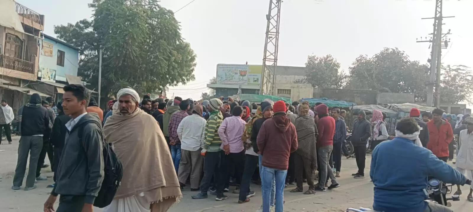 बजरी से भरा डंपर बाइक पर पलटा, दो सगे भाइयों की मौत, गोविंदगढ़ बंद