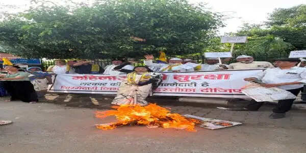 महिला सुरक्षा को लेकर आप का कलेक्ट्रेट पर प्रदर्शन, राज्य सरकार को सौंपा ज्ञापन
