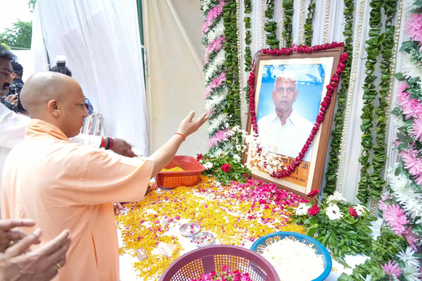 महेंद्र प्रताप मिश्र को मुख्यमंत्री योगी आदित्यनाथ ने दी श्रद्धांजलि