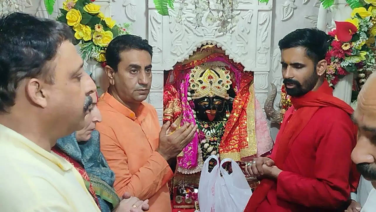 राजीव जसरोटिया ने देव स्थानों पर माथा टेककर शुरू किया चुनाव अभियान