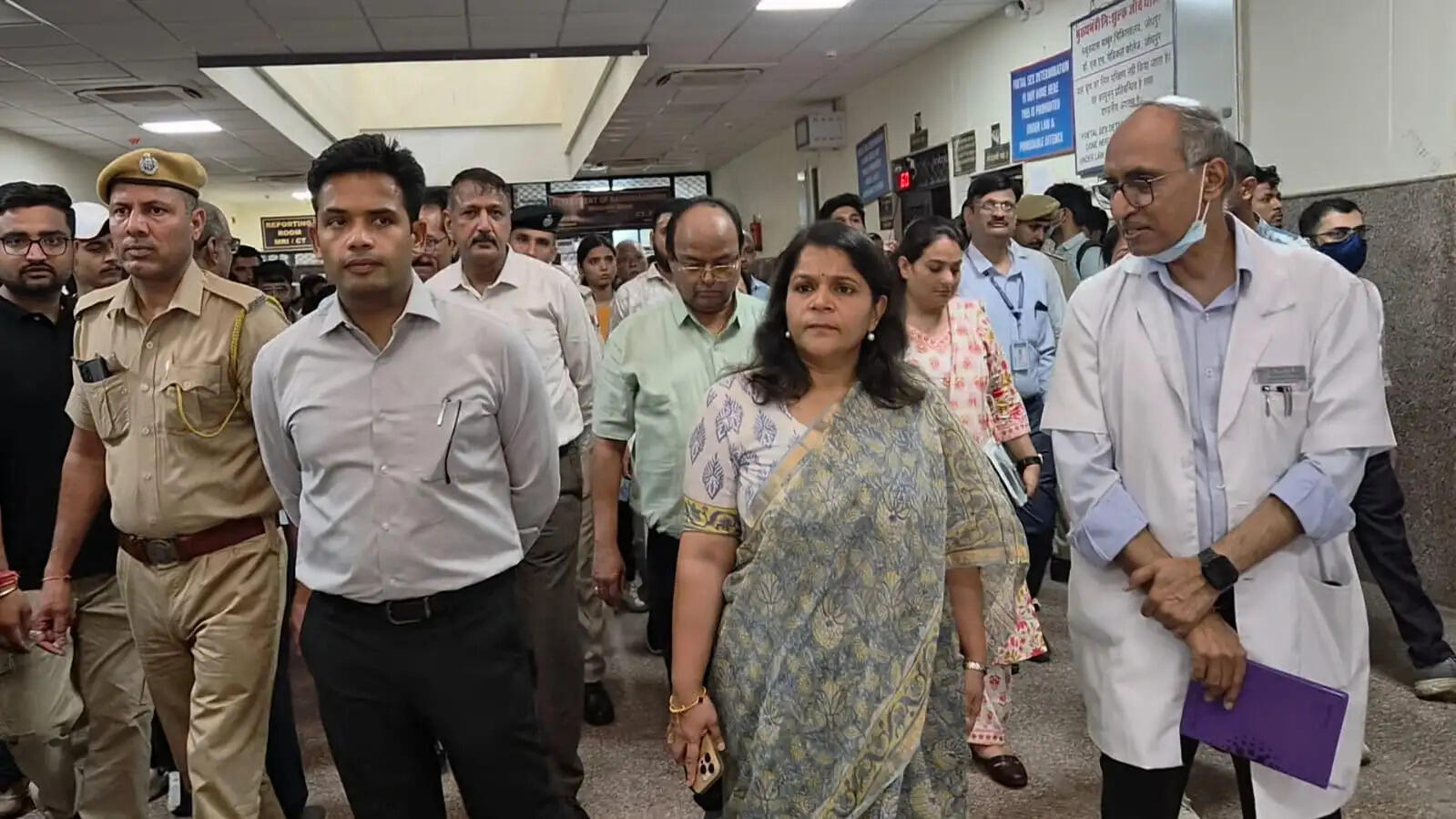 प्रमुख शासन सचिव ने हॉस्पिटल की व्यवस्थाओं का लिया जायजा