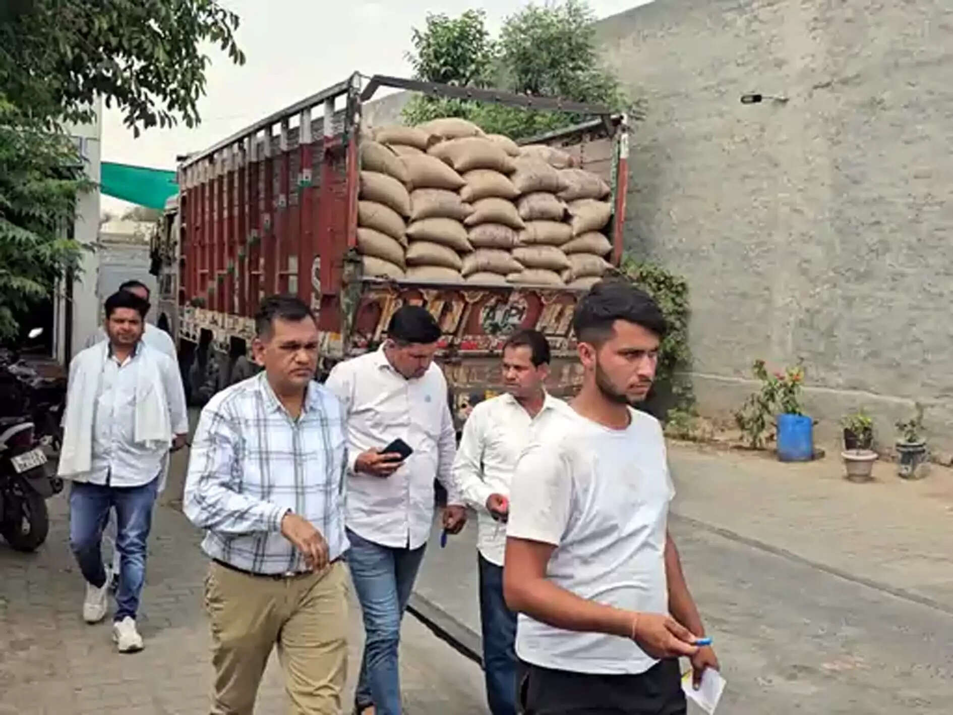 हिसार : सीएम फ्लाइंग का छापा, दो धर्मकांटे करवाए बंद