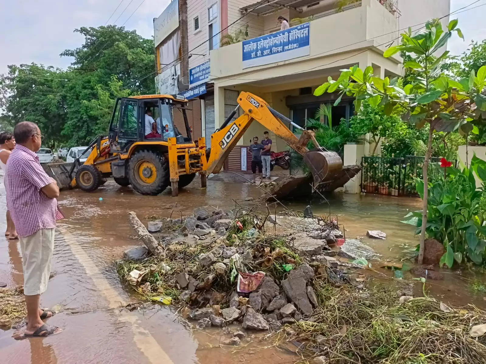 दो दिन बाद जाम निकासी नाली से बहा पानी, मिली राहत