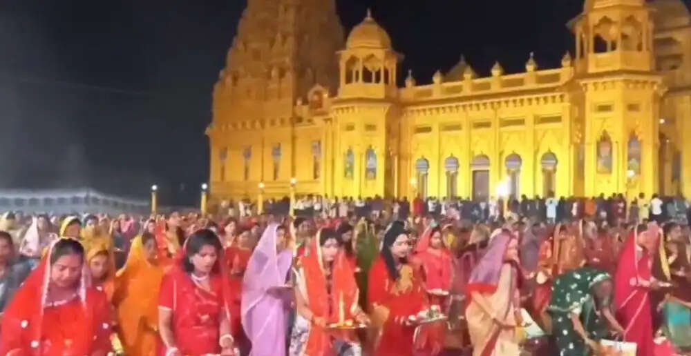 मध्य प्रदेश में धूमधाम से मनाया गया करवा चौथ का पर्व, कई जिलों में नहीं दिखा चांद
