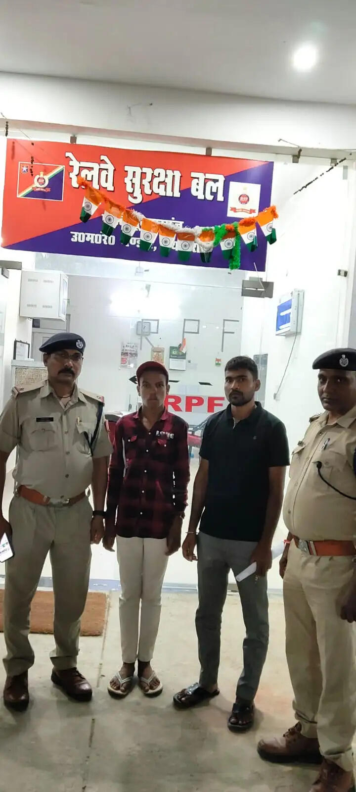 घर से नाराज होकर दिल्ली जा रहा 15 वर्षीय किशोर ट्रेन में मिला