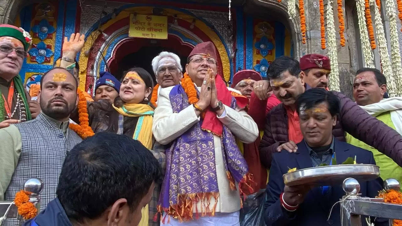 श्री केदारनाथधाम के कपाट छह माह के लिए खुले, हेलिकॉप्टर से बरसाए गए फूल