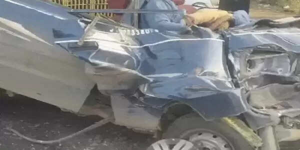 मप्रः रतलाम में बेकाबू वैन सामने जा रहे ट्रक में घुसी, एक की मौत और एक घायल