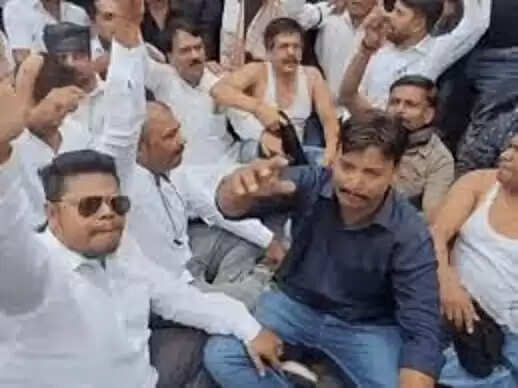 बैतूल में&nbsp;मुख्यमंत्री&nbsp;को काले झंडे दिखाने पहुंचे कांग्रेसी गिरफ्तार,&nbsp;पुलिस संग&nbsp;हुई धक्का-मुक्की