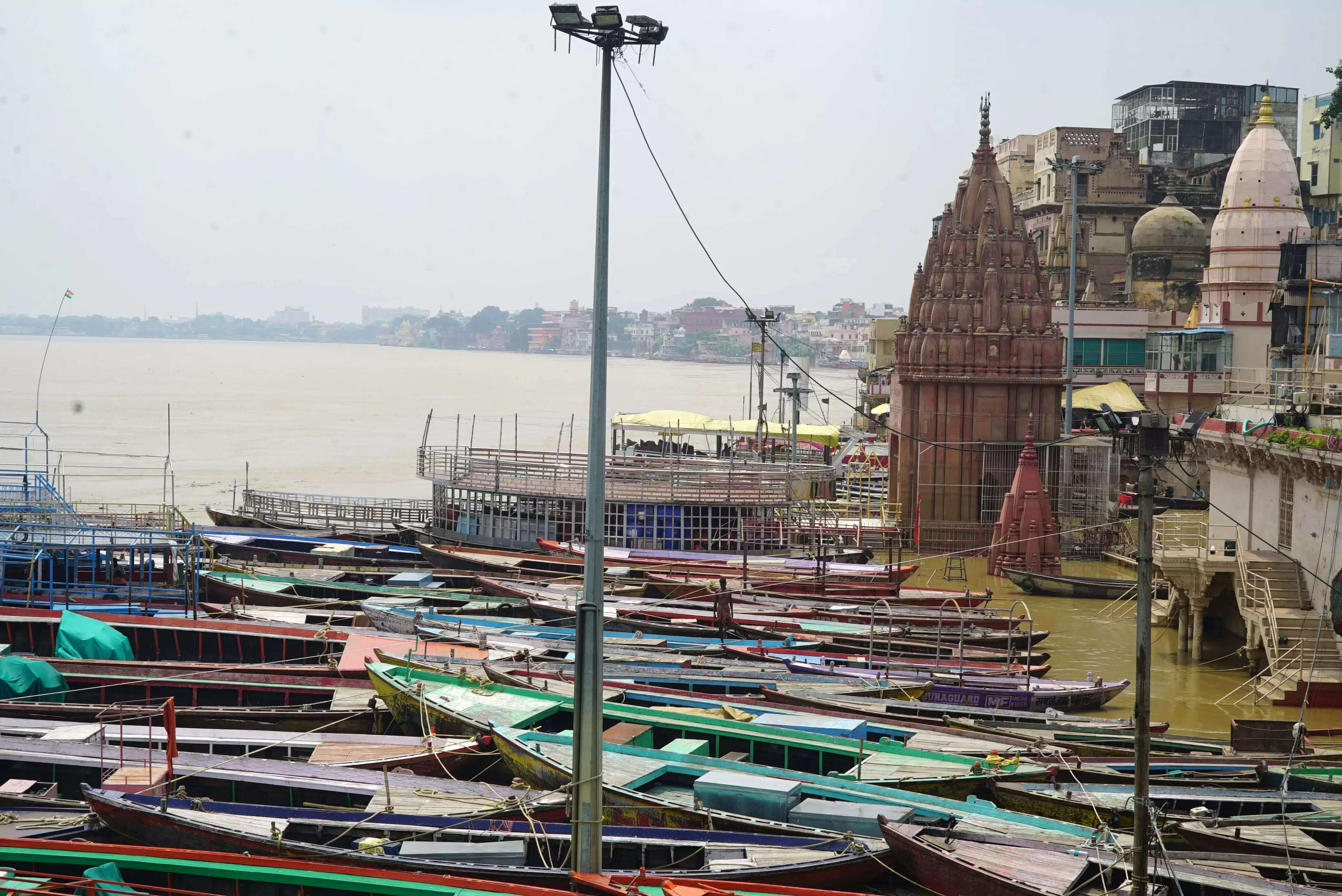 वाराणसी: गंगा खतरे के निशान ओर बढ़ रही,मणिकर्णिका घाट की गलियों तक पानी पहुंचा