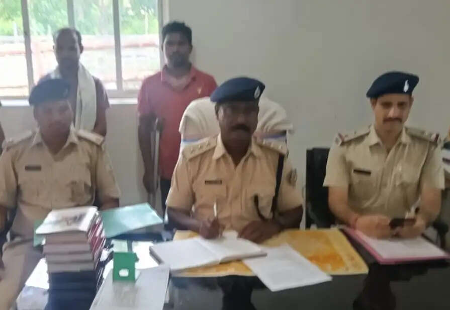 एकलव्य विद्यालय चोरी कांड का खुलासा, दो आरोपित गिरफ्तार