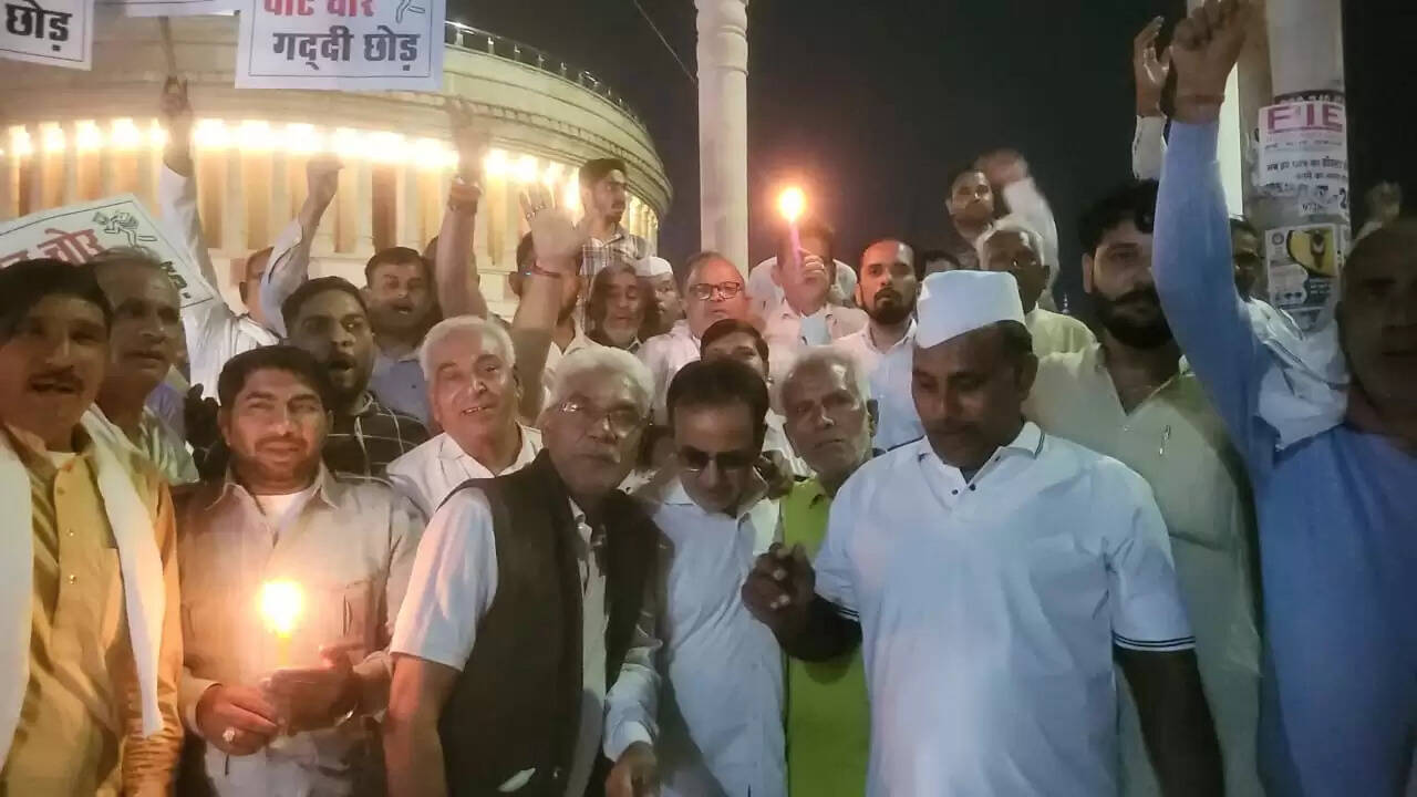 जींद : वोट चोरी को लेकर कांग्रेस कार्यकर्ताओं ने निकाला कैंडल मार्च