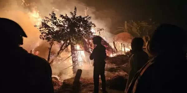 ढोलबज्जा में शॉट सर्किट से आग,लाखों की संपत्ति का नुकसान