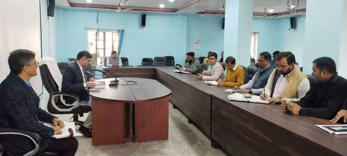 डीएम ने पलासी प्रखंड के अधिकारियों के साथ बैठक कर योजनाओं की समीक्षा की