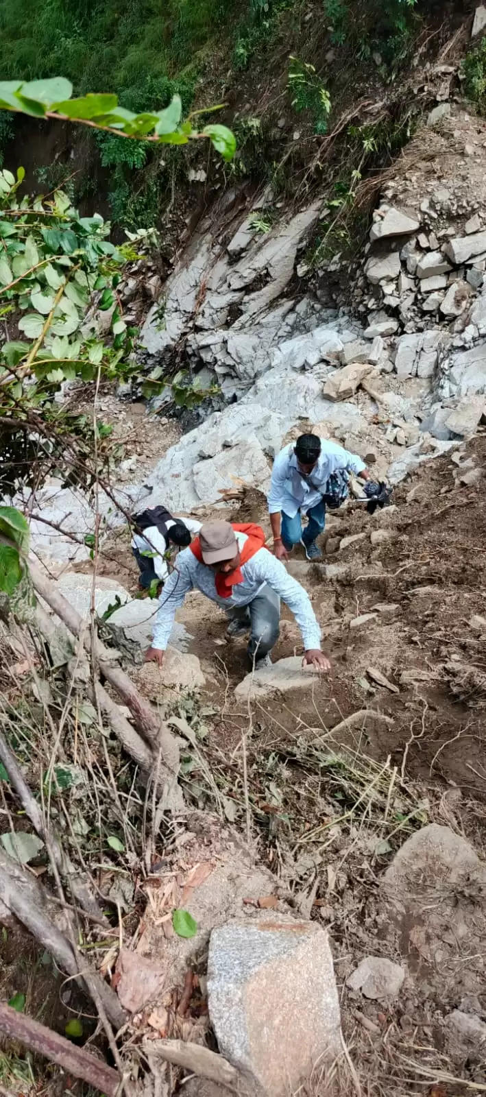 भीषण आपदा में सीमांत क्षेत्र में तबाही, शिक्षकों और छात्रों की जान पर संकट