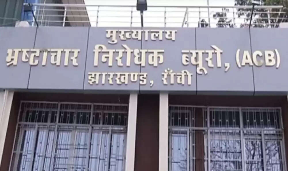 ग्रामीण विकास विभाग के बड़े बाबू को रिश्वत लेते एसीबी ने किया गिरफ्तार