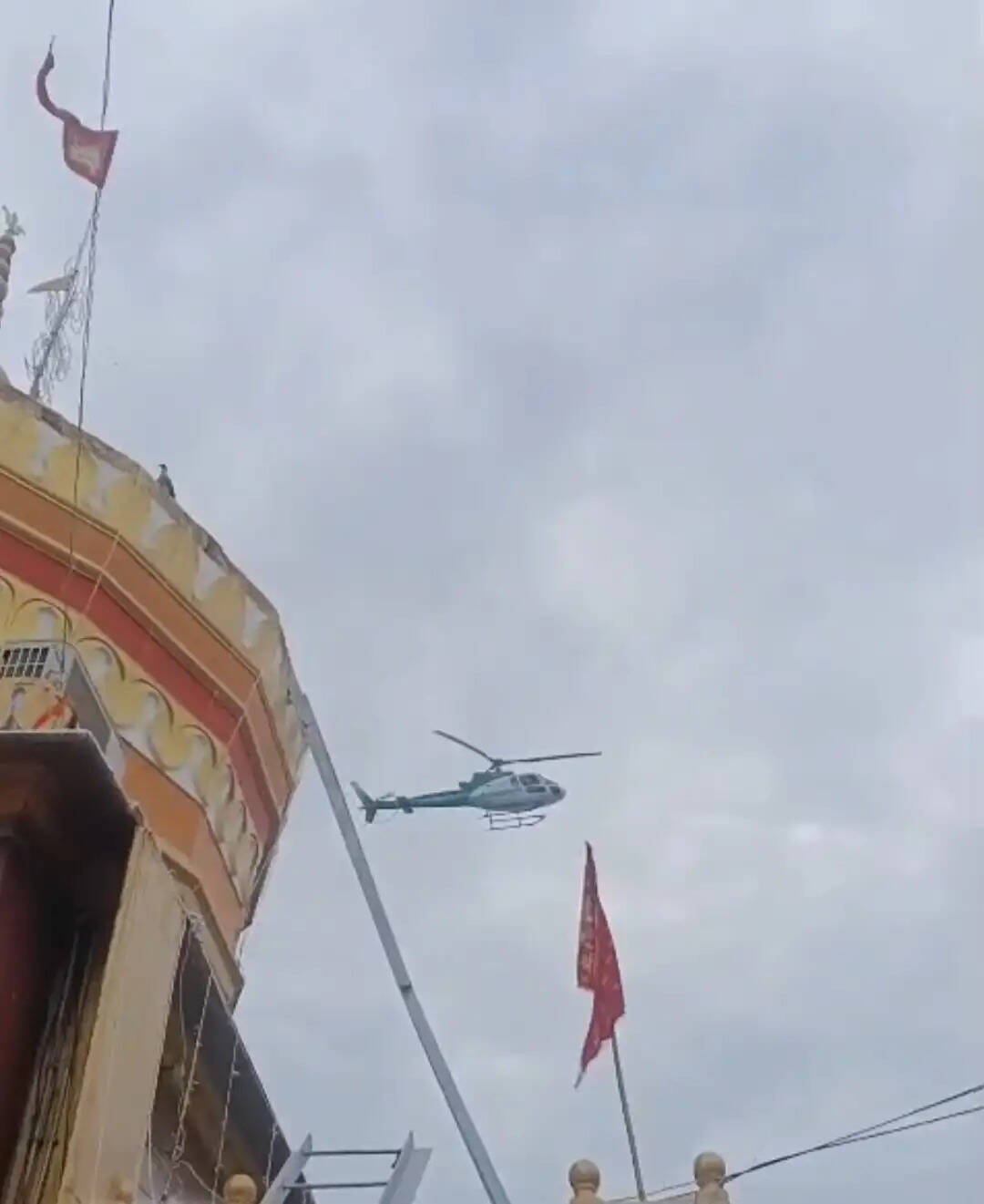 विश्व प्रसिद्ध बाबा हरिहरनाथ मंदिर पर तीसरी सोमवारी को हेलीकॉप्टर से हुई पुष्प वर्षा
