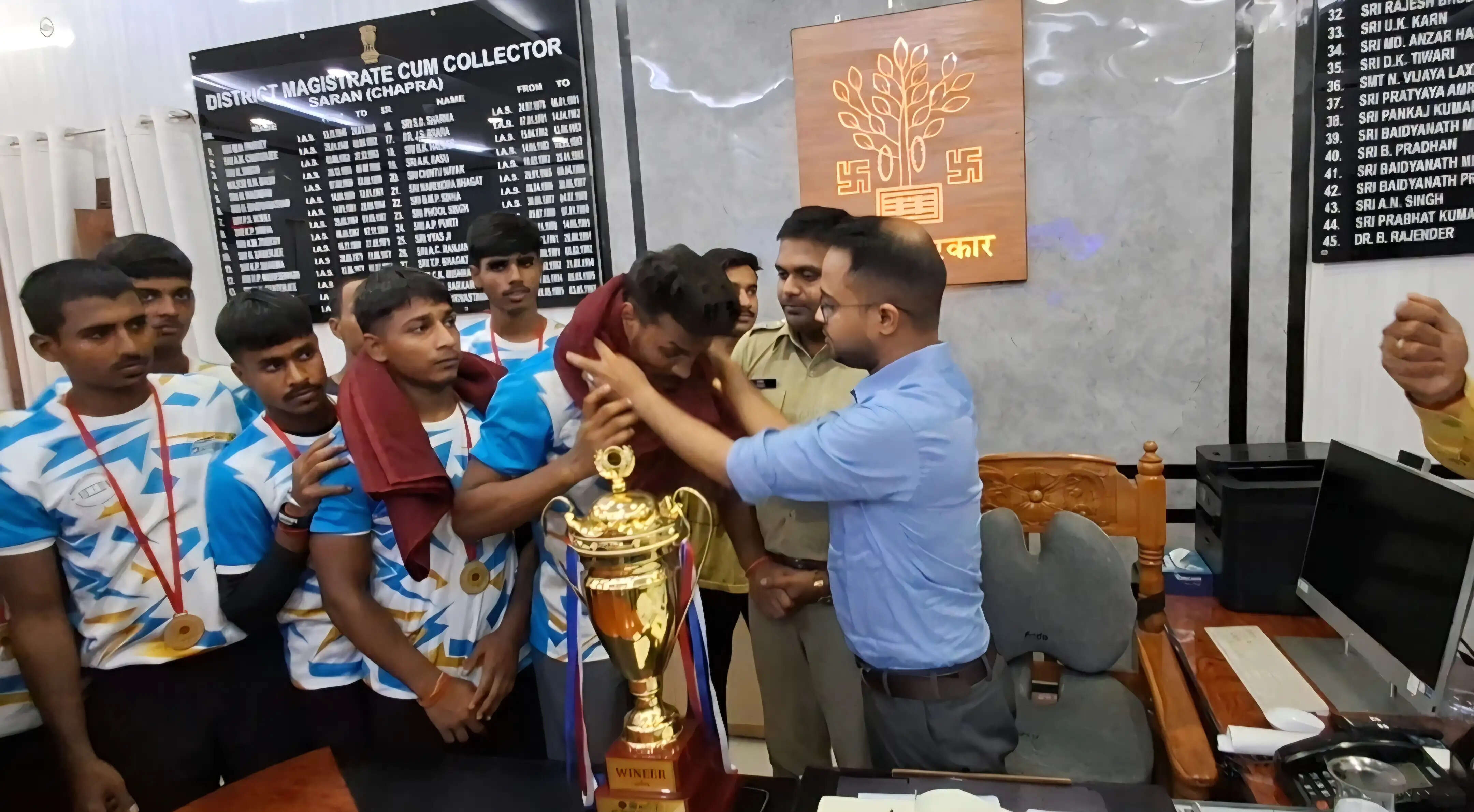 52वीं जूनियर राज्य कबड्डी प्रतियोगिता में चैंपियन बने सारण टीम को जिलाधिकारी ने किया सम्मानित