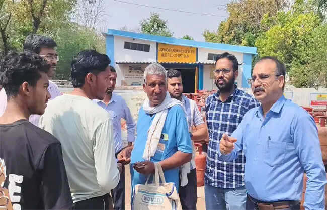 नारनौल में खाद्य आपूर्ति विभाग ने गैस एजेंसियों का किया औचक निरीक्षण, ओवरचार्जिंग पर दी सख्त चेतावनी