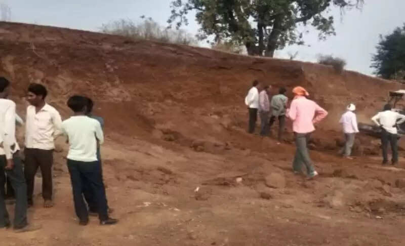 मप्र के गुना जिले में मुरम की खदान धंसने से दो ग्रामीणों की मौत