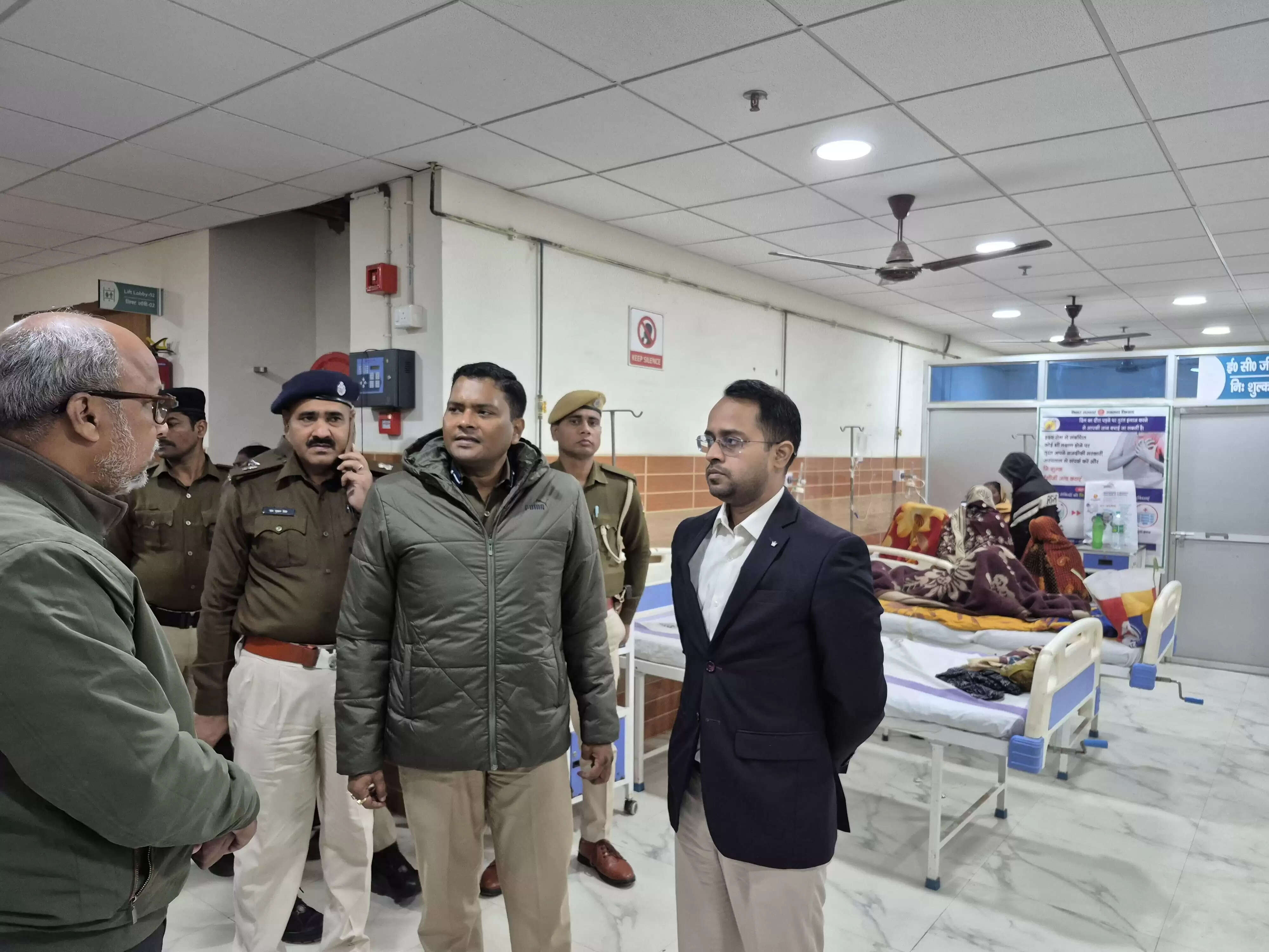 नाथबाबा घाट और सदर अस्पताल का डीएम एसपी ने किया निरीक्षण