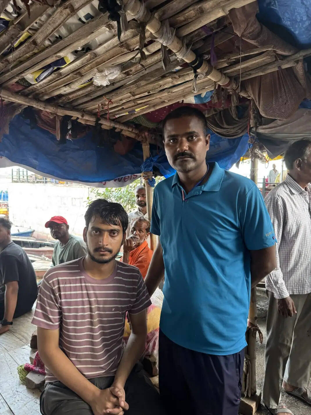 राजघाट पुल पर पुलिसकर्मियों की तत्परता से गंगा में कूदने वाले युवक की बची जान