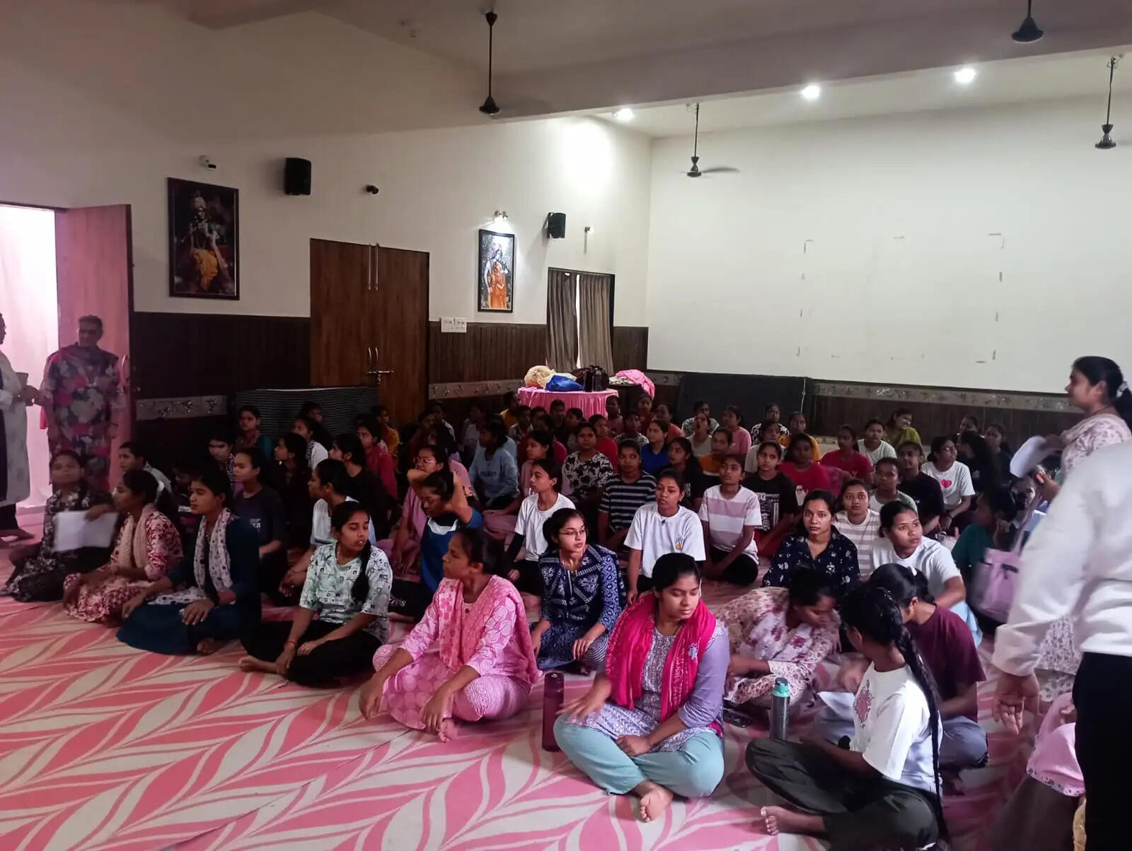 अंतर्राष्ट्रीय योग दिवस पर रिलायंस एवं फ्लोरेन्स कॉलेज के विद्यार्थियों ने दिया स्वस्थ जीवन का संदेश