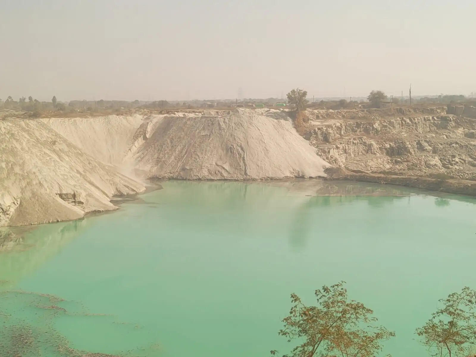 जांजगीर चांपा : अकलतरा में फ्लाई ऐश डंपिंग पर बड़ा सवाल, पानी से भरी खदानों में राखड़ भराव का आरोप