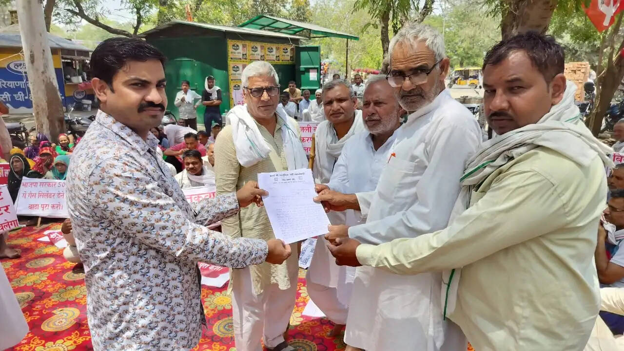 जींद : महंगाई के विरोध में लघु सचिवालय पर किया प्रदर्शन