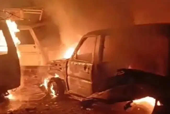 सीहोरः कबाड़ में खड़ी पांच कारों में लगी भीषण आग, लाखों का नुकसान