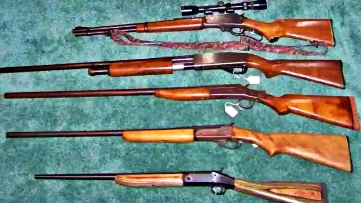 जिला सीमा क्षेत्र के लाइसेंसियों के शस्त्र लाइसेंस निलंबित