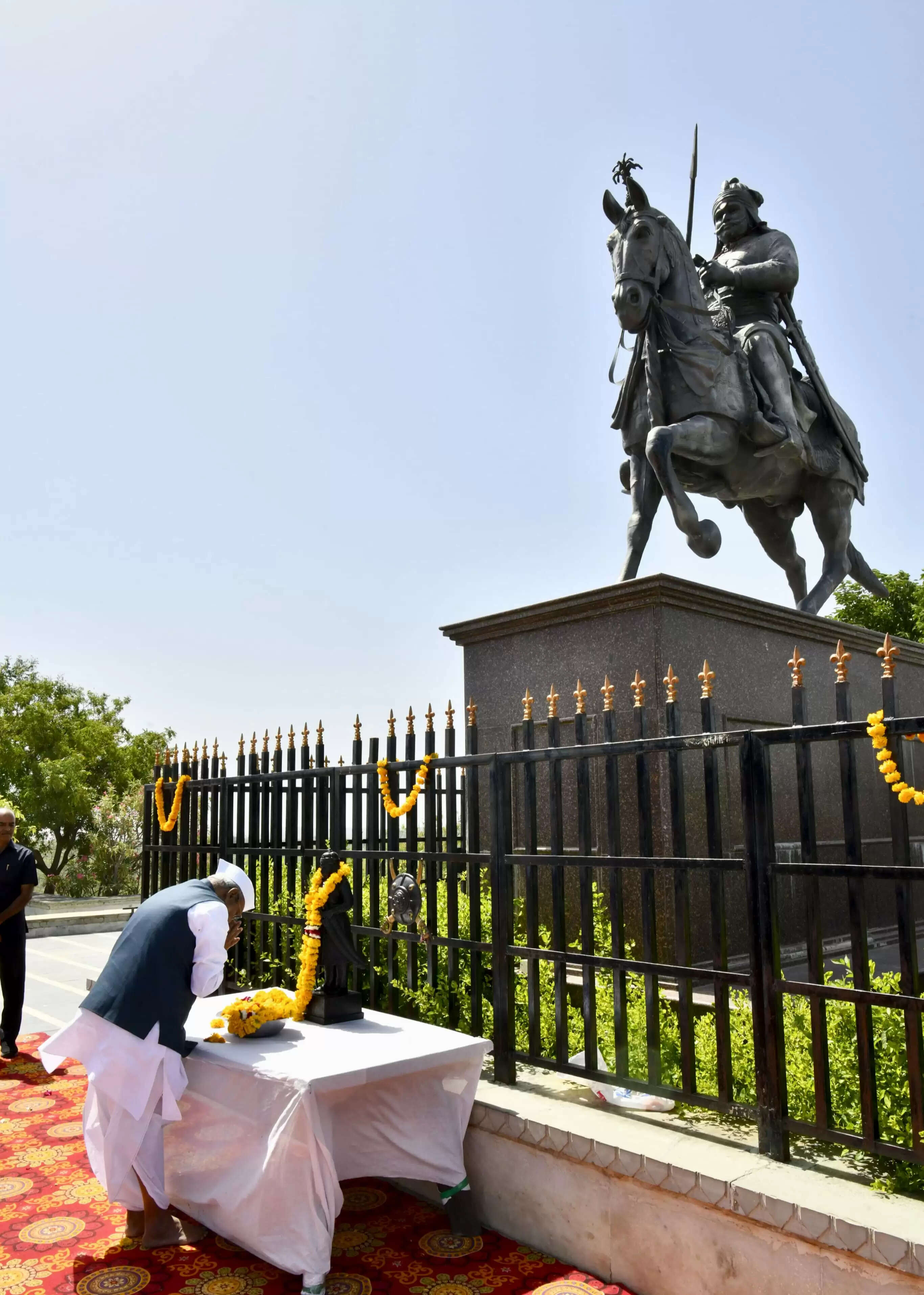 राज्यपाल ने हल्दीघाटी और चेतक समाधि पर नमन किया