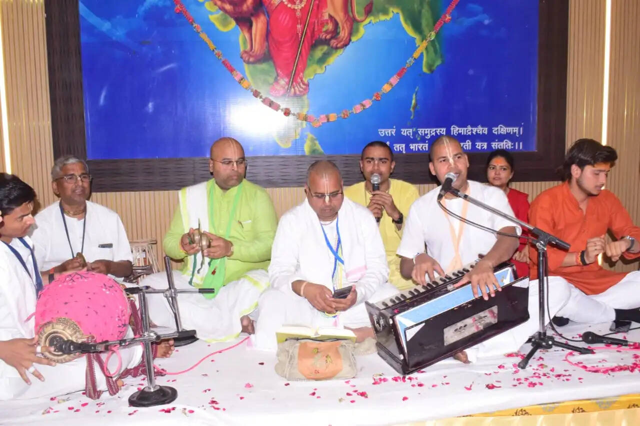 राष्ट्रीय स्वयंसेवक संघ कार्यालय में फूलों की होली के साथ धूमधाम से मनाया गया रंगोत्सव