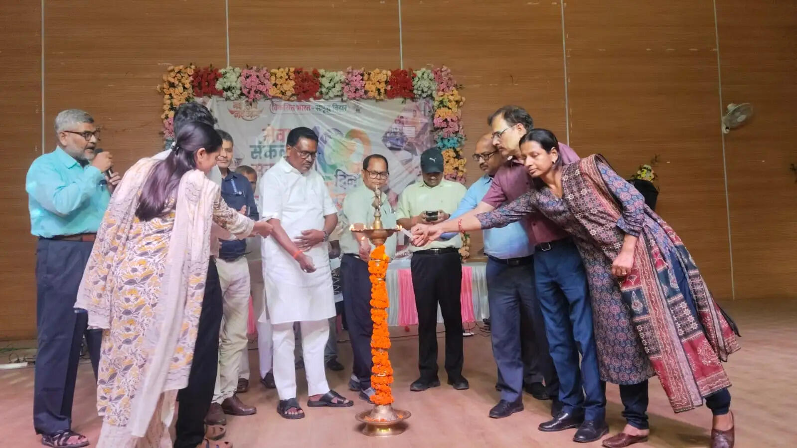 सेवा, संकल्प और समर्पण के 100 दिन पूरे होने पर टाउन हॉल में सांस्कृतिक कार्यक्रम का आयोजन
