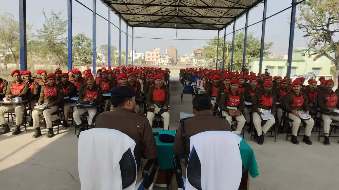 डीआईजी एवं एसएसपी सारण द्वारा प्रशिक्षु सिपाहियों के प्रशिक्षण वर्ग का निरीक्षण