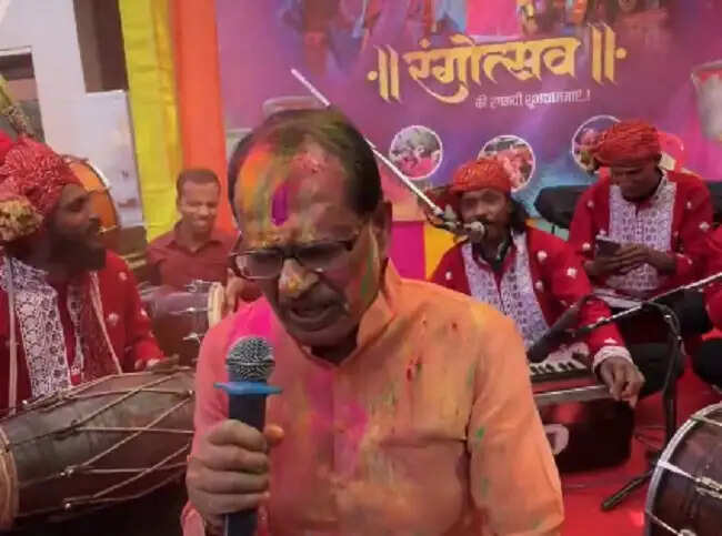मध्य प्रदेश में धूमधाम से मना होली का त्योहार, विदेशी मेहमान भी फागुन के रंग में रंगे