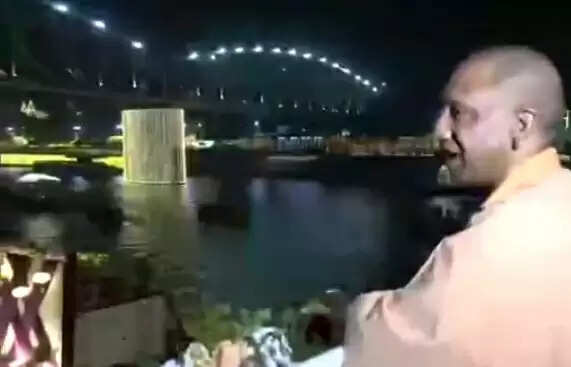 देव दीपावली पर मुख्यमंत्री योगी आदित्यनाथ ने देखा दीपकों की सजावट