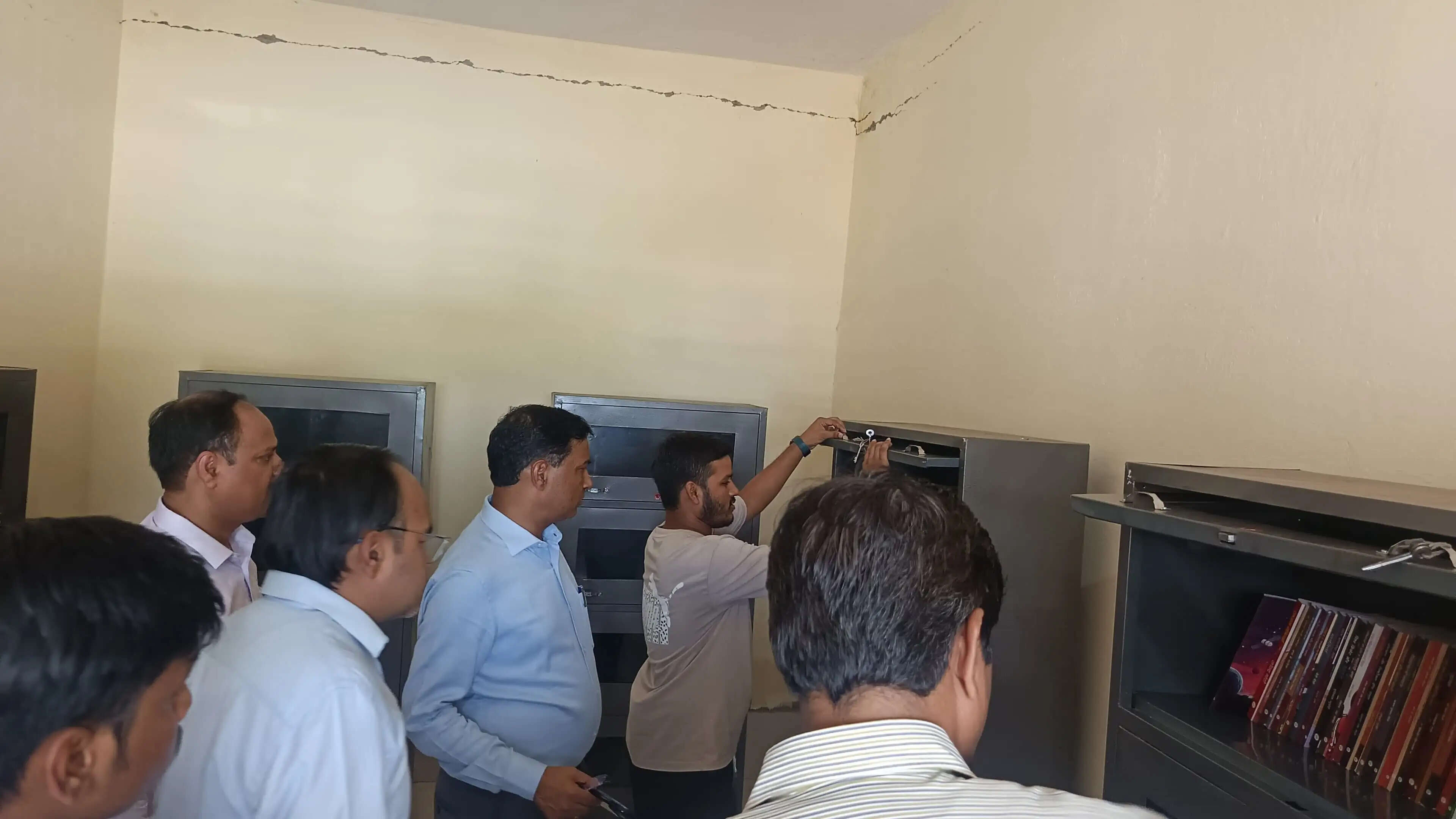 डीएम ने स्कूल, डिजिटल लाइब्रेरी और मिनी स्टेडियम का किया निरीक्षण