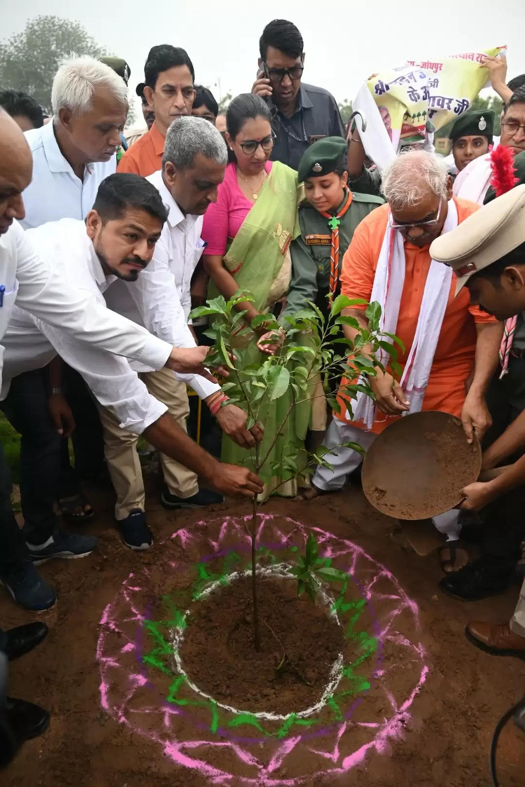 वृक्ष लगाकर ही बढ़ते तापमान को कर सकते है नियंत्रित- शिक्षा एवं पंचायत राज मंत्री मदन दिलावर