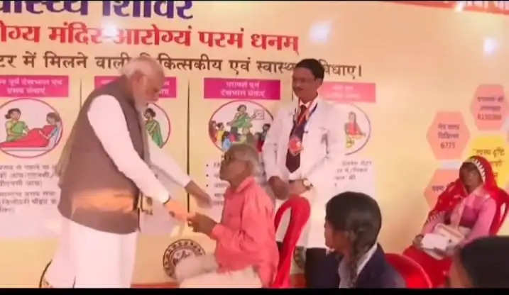 प्रधानमंत्री काशी में विकसित भारत संकल्प यात्रा पर आधारित प्रदर्शनी में हुए शामिल