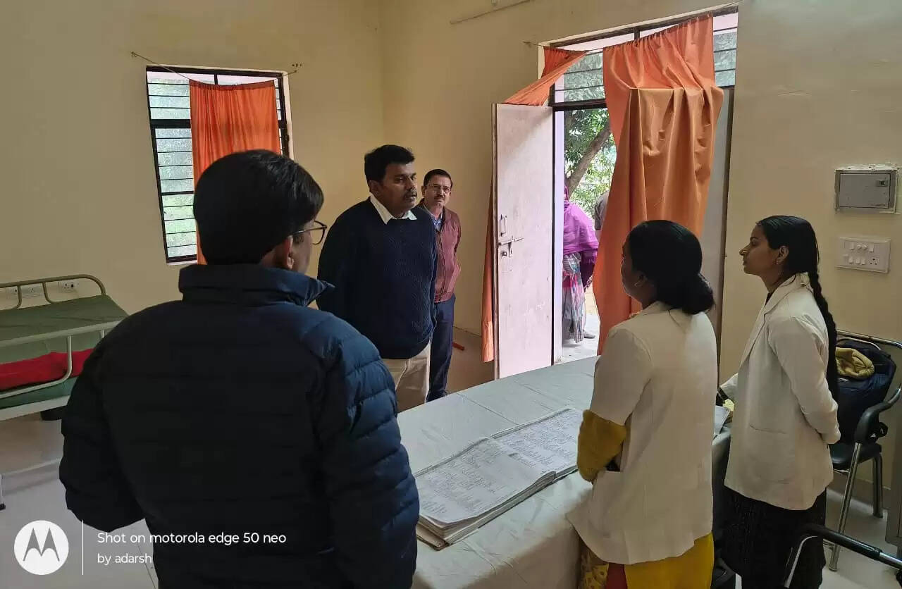 लापरवाह स्वास्थ्यकर्मियों पर डीएम के तेवर सख्त, वेतन रोकने का आदेश