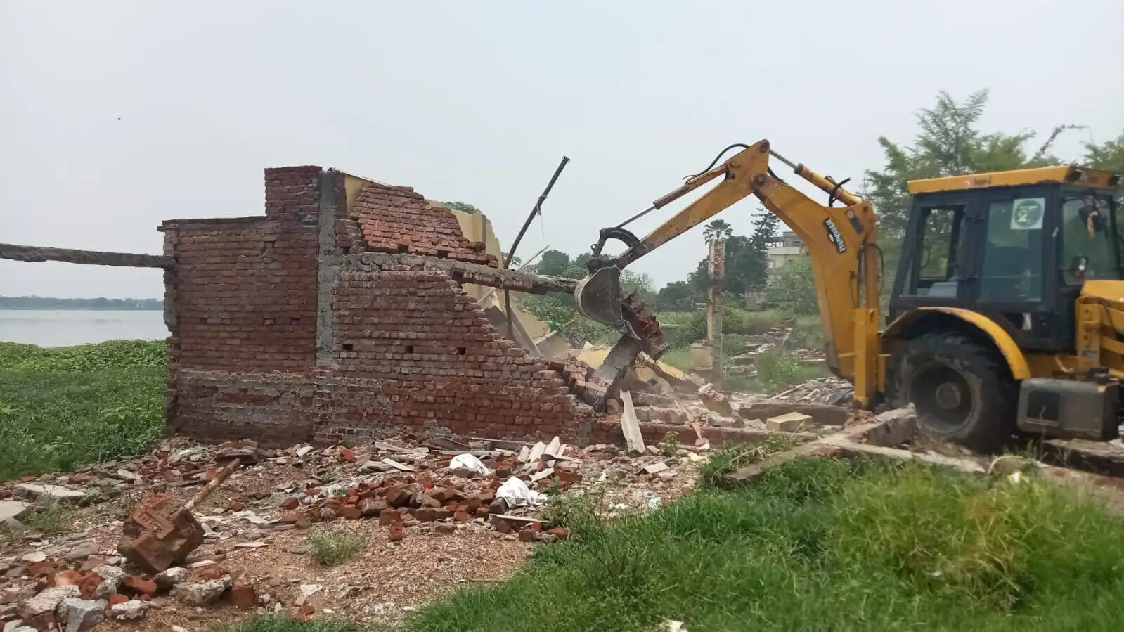 कांके डैम के तटवर्ती क्षेत्र में चला अतिक्रमण मुक्त अभियान, हटाए गए 03 अवैध खटाल