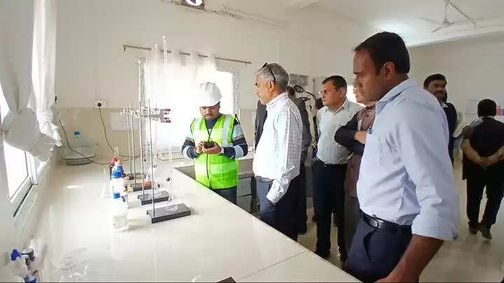 सागरः अपर मुख्य सचिव ने शहर की लाइफ लाइन राजघाट पहुंचकर पानी की गुणवत्ता एवं लॉग बुक जांची