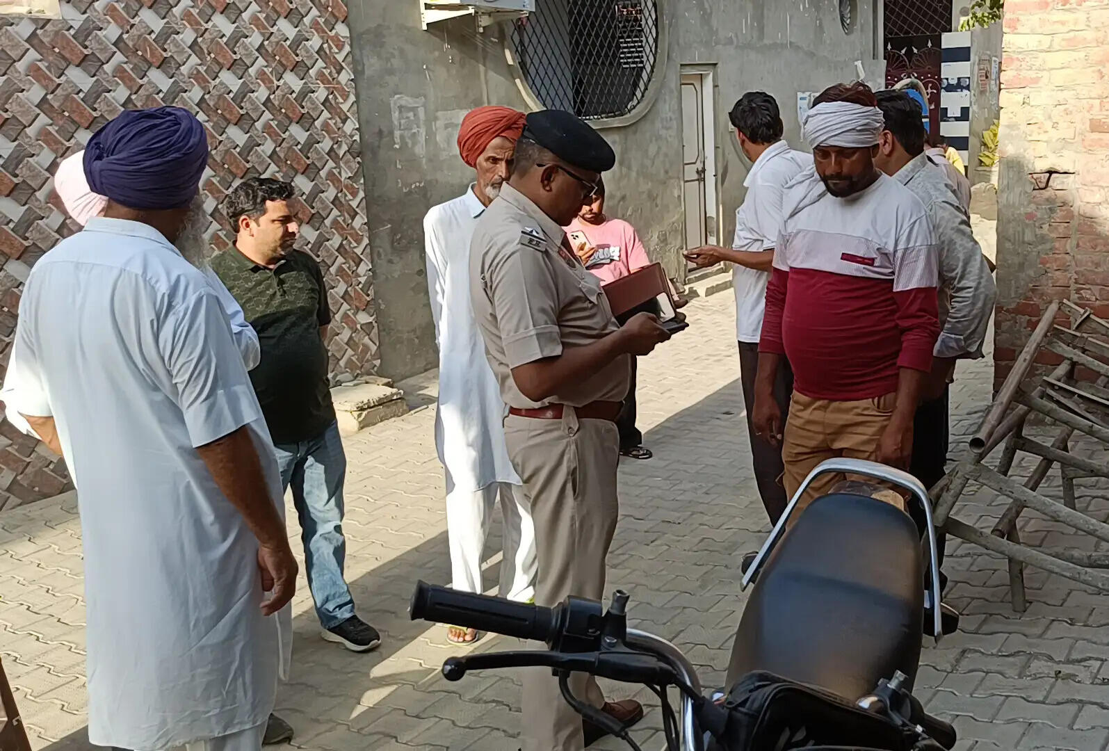 सिरसा में बिजली ठीक करने के बहाने महिला को बंधक बनाकर की लूटपाट